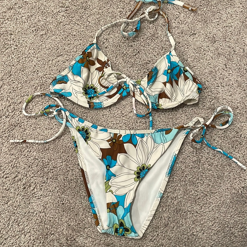 Woman’s agua bikini